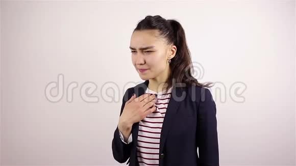 一个年轻漂亮女人的咳嗽视频的预览图