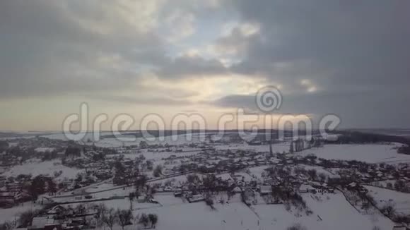 空中视频4k村庄和河流上的冬季景观温暖的夕阳视频的预览图