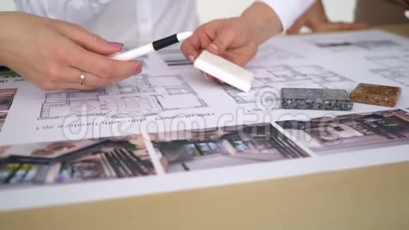 两位建筑师在办公桌上用蓝图讨论计划视频的预览图
