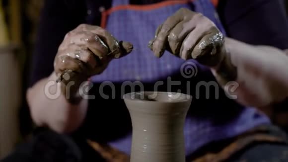 在一个车间里一个粘土花瓶在车轮上旋转视频的预览图