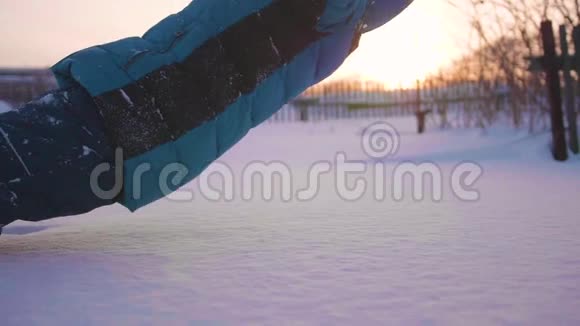 童落雪中慢动作效果户外运动积极的生活方式视频的预览图