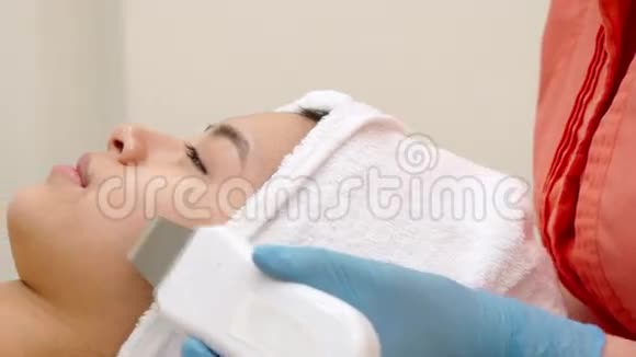 美容师剥去女人下巴视频的预览图