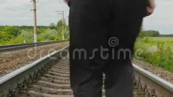 一个穿着运动制服的人在铁轨上跑步他追求健康横冲直撞积极的生活方式视频的预览图