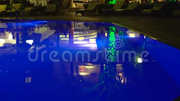 2017年7月03土耳其阿拉尼亚旅馆晚上酒店在照明游泳池的背景上美丽美丽视频的预览图