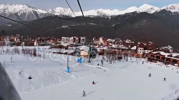 滑雪胜地从雪山上的木轮射击视频的预览图