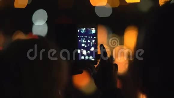 一个带电话的女人的剪影水灯节视频的预览图
