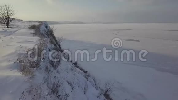 空中视频4k村庄和河流上的冬季景观温暖的夕阳视频的预览图