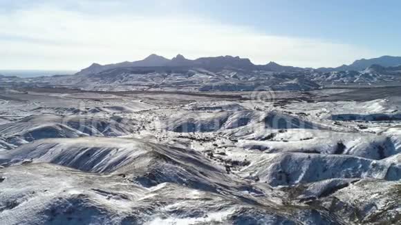 安第斯山脉山顶有雪的山谷空中景色阿根廷安第斯山脉视频的预览图