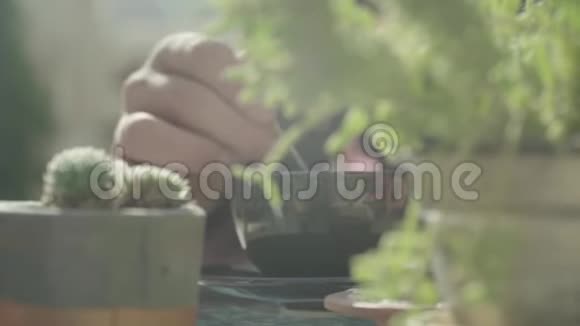 男人用一勺咖啡在杯子里搅拌视频的预览图