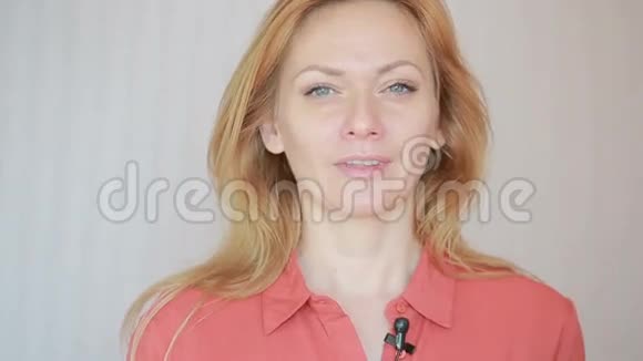 一位美丽的病妇在白色背景下用纸巾打喷嚏视频的预览图