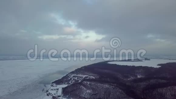 空中视频4k村庄和河流上的冬季景观温暖的夕阳视频的预览图