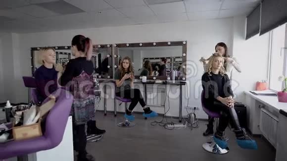 豪华美容院形象三位模特坐在大厅里两位专业专家正在合作视频的预览图