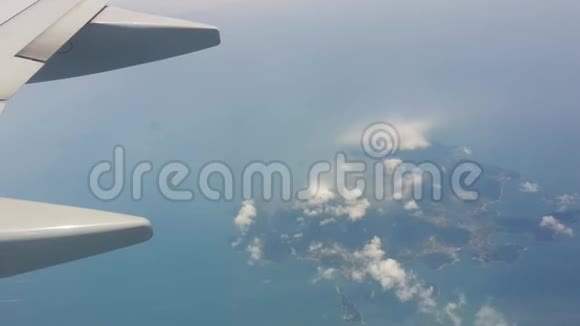 从飞机窗口看到白云和天空的可爱景象视频的预览图