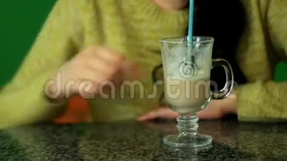 咖啡馆里有咖啡壶的女孩视频的预览图