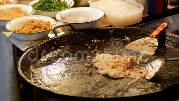 国家亚洲街头美食米粉与鸡蛋在一个大煎锅上煮熟泰国芭堤雅视频的预览图