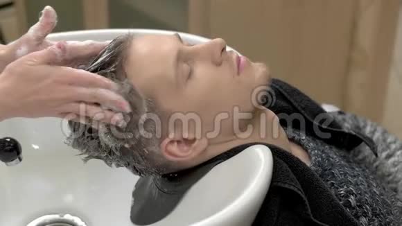 理发师洗头的手视频的预览图