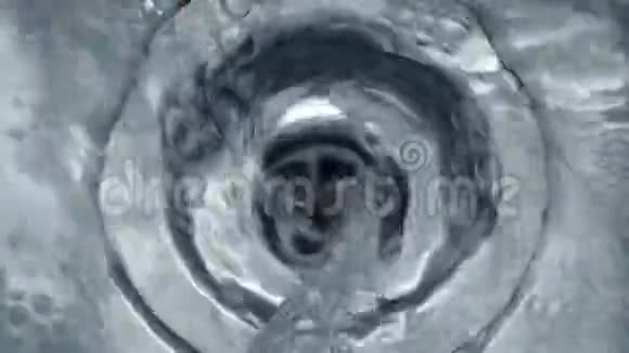 白色物质洗涤排水关闭视频的预览图