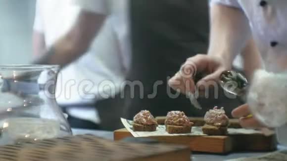餐馆厨房里的厨师准备肉小吃视频的预览图