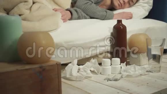 生病的女孩睡在床上视频的预览图