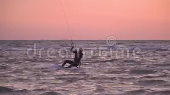 运动女子黎明时在海上风筝视频的预览图