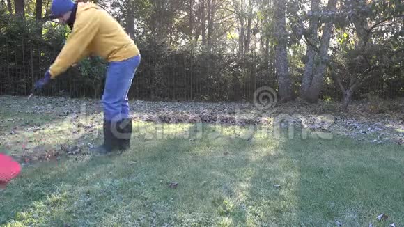 人在花园里工作早霜秋季节耙叶4K视频的预览图