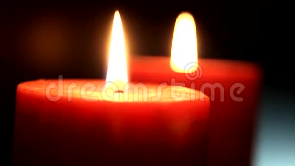 两支蜡烛在燃烧视频的预览图
