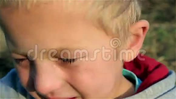 孩子在哭视频的预览图