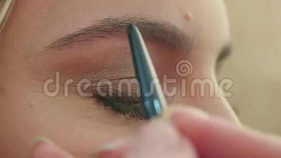 化妆师画眉毛修眉视频的预览图