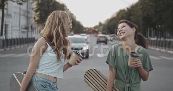 两个女孩一起玩滑板视频的预览图