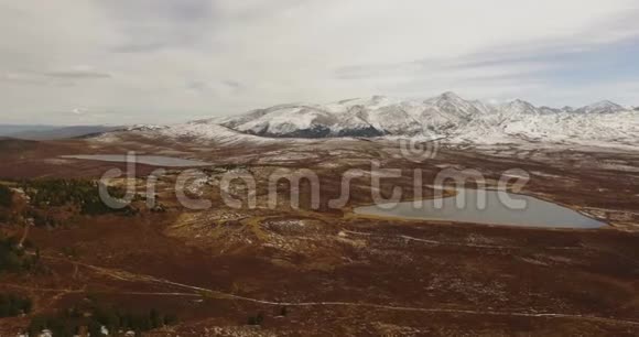 飞越山脉阿尔泰西伯利亚在河上飞翔森林山谷4k视频的预览图