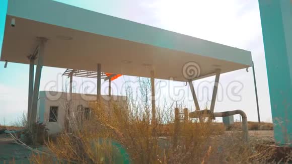 旧的肮脏废弃的加油站U66号公路危机公路66号公路加油慢动作视频封闭超市商店视频的预览图