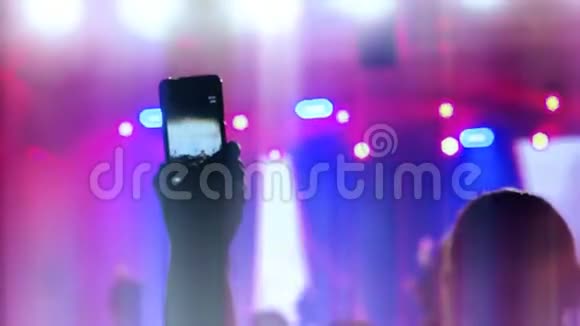在音乐会上录制你的智能手机上的视频视频的预览图