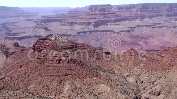 亚利桑那州大峡谷一个横跨大峡谷地层的平底锅视频的预览图