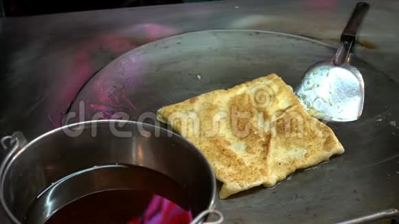 在华欣街上煮泰国鸡蛋饼泰国视频的预览图