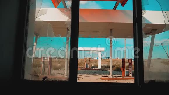 66号公路危机路66助长破窗慢动作视频旧的肮脏废弃的加油站U关闭视频的预览图