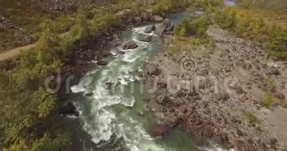 飞越山脉阿尔泰西伯利亚在河上飞翔森林山谷4k视频的预览图
