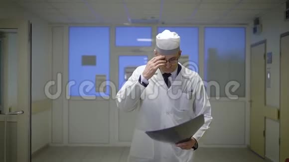 成熟男性医生X线片男医生在医院统一步行并进行X线检查视频的预览图