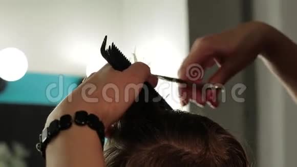 男士在美容院剪发剪刀视频的预览图