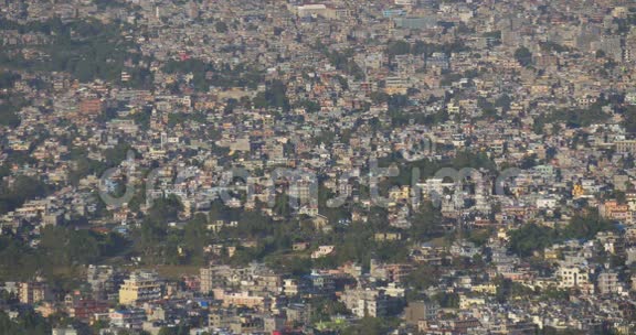 用鸟瞰尼泊尔城市景色视频的预览图