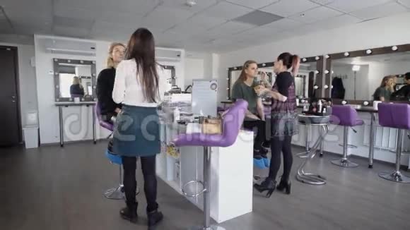 化妆师的学生美容店的两个女朋友化妆师训练两个女孩进入大学决赛视频的预览图