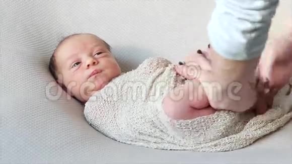 婴儿皱着脸裹起来视频的预览图