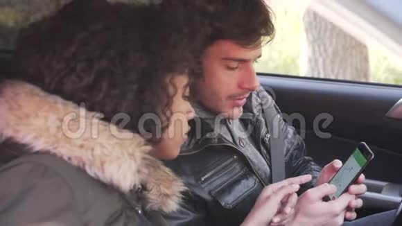 汽车旅行中使用手机导航的情侣视频的预览图