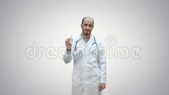 年轻医生在白色背景上呈现全新的药物视频的预览图