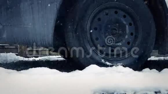 在雪地里移动过去的卡车视频的预览图