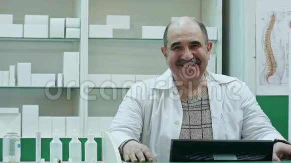 快乐的男药师脸上露出灿烂的笑容视频的预览图