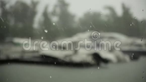 白色游艇背景上的雨滴洗掉了看关门视频的预览图
