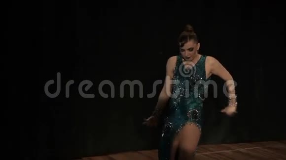 漂亮的年轻女子舞蹈舞厅视频的预览图