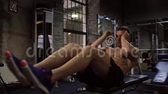 年轻人在健身房做仰卧起坐的腹部运动视频的预览图