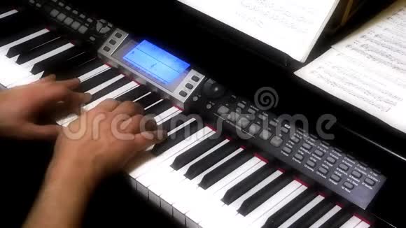演奏电子钢琴男手视频的预览图