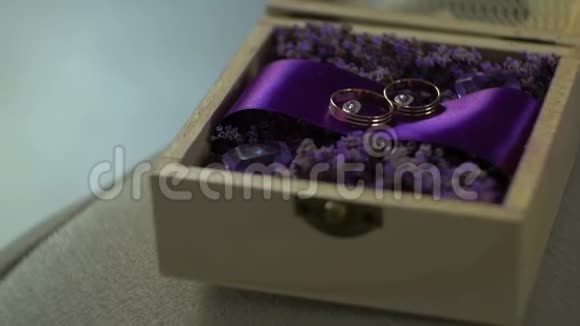 盒子里放着结婚戒指视频的预览图